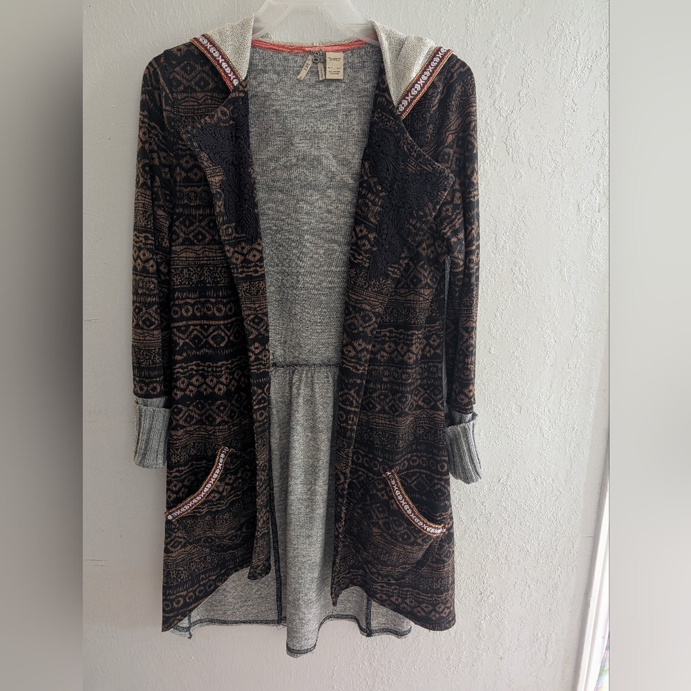 BKE Gray and Coral Knit Top